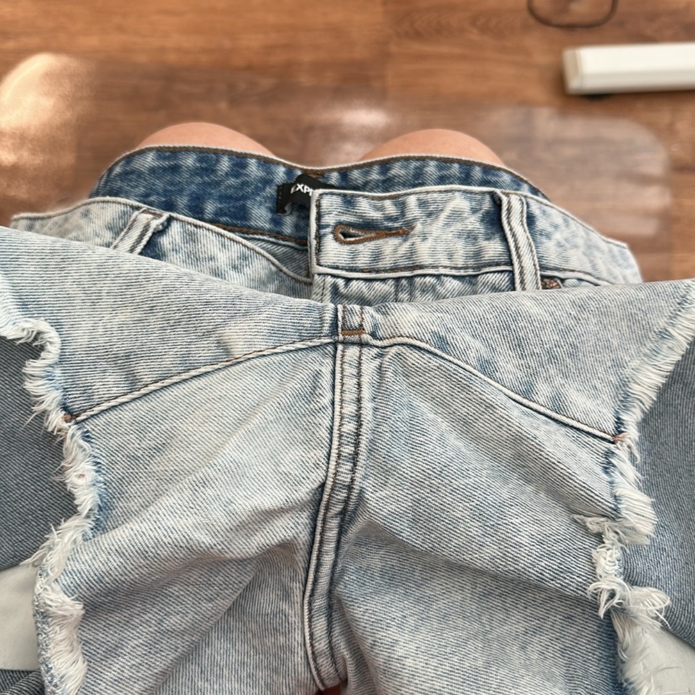 Express Blue Denim Shorts Acid Wash and Distressed size 6R Boyfriend Midi Midris - Picture 7 of 11